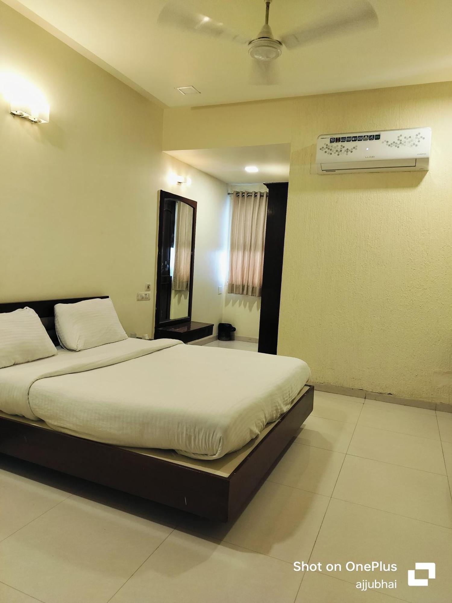 Hotel Sun N Step Club Ahmedabad Exterior foto